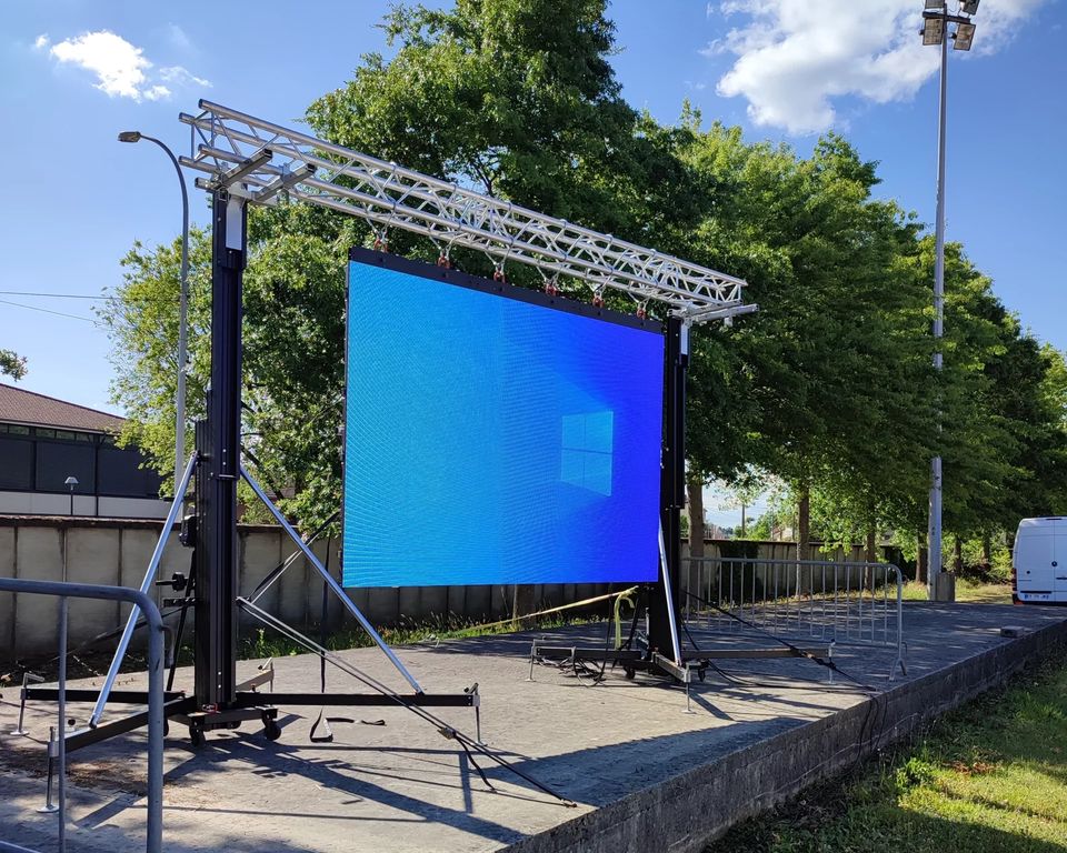 شاشة LED على هيكل لحدث في الهواء الطلق