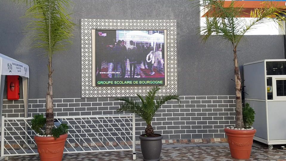 شاشة LED خارجية مثبتة في ساحة مؤسسة تعليمية