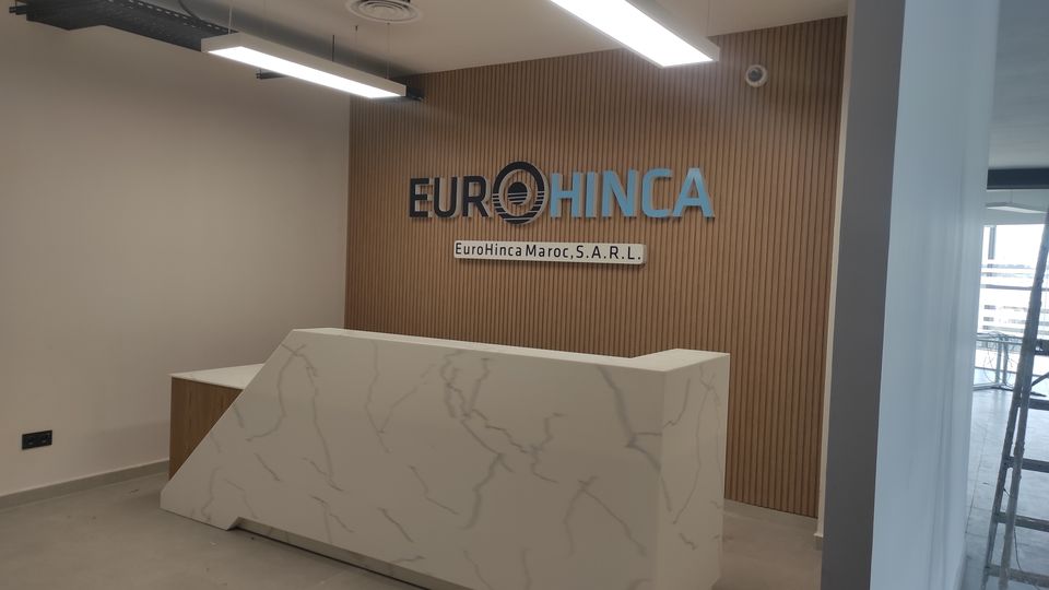 شعار بحروف بارزة على جدار استقبال شركة