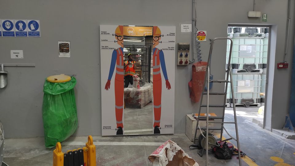PPE safety mirror with an equipped operator silhouette